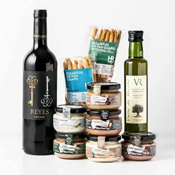 cesta gourmet de navidad con patés y cremas de queso, vino tinto, aceite de oliva y picos de pan