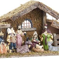 portal de belén de madera con figuras